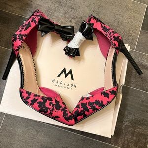Brand new heel sandal patent leather bow